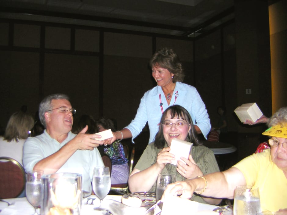 2007-Dinner-Nina-Aube-Handing-Prizes