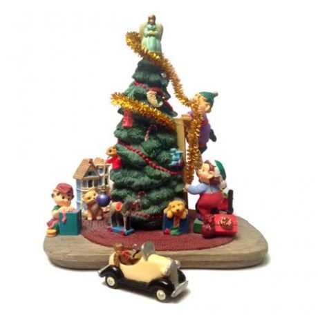 6000QXC5175-Trimming-Santas-Tree